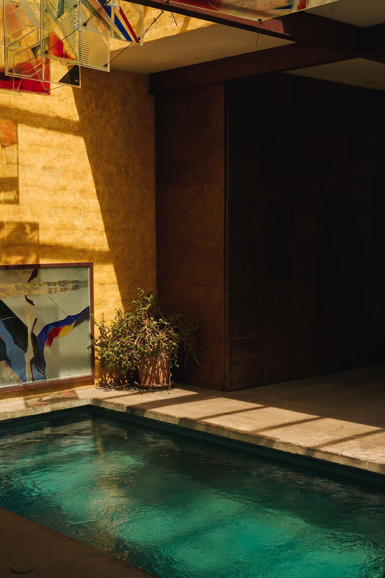 Alberca climatizada privada con vitral contemporáneo