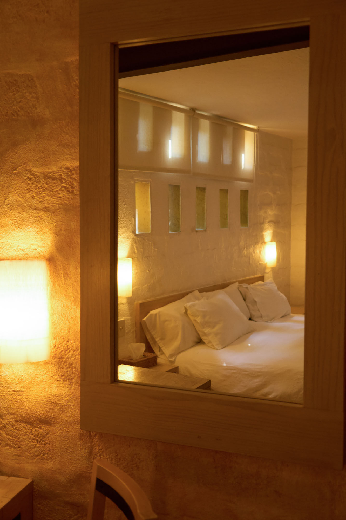 Habitación estándar con muro amarillo y planta