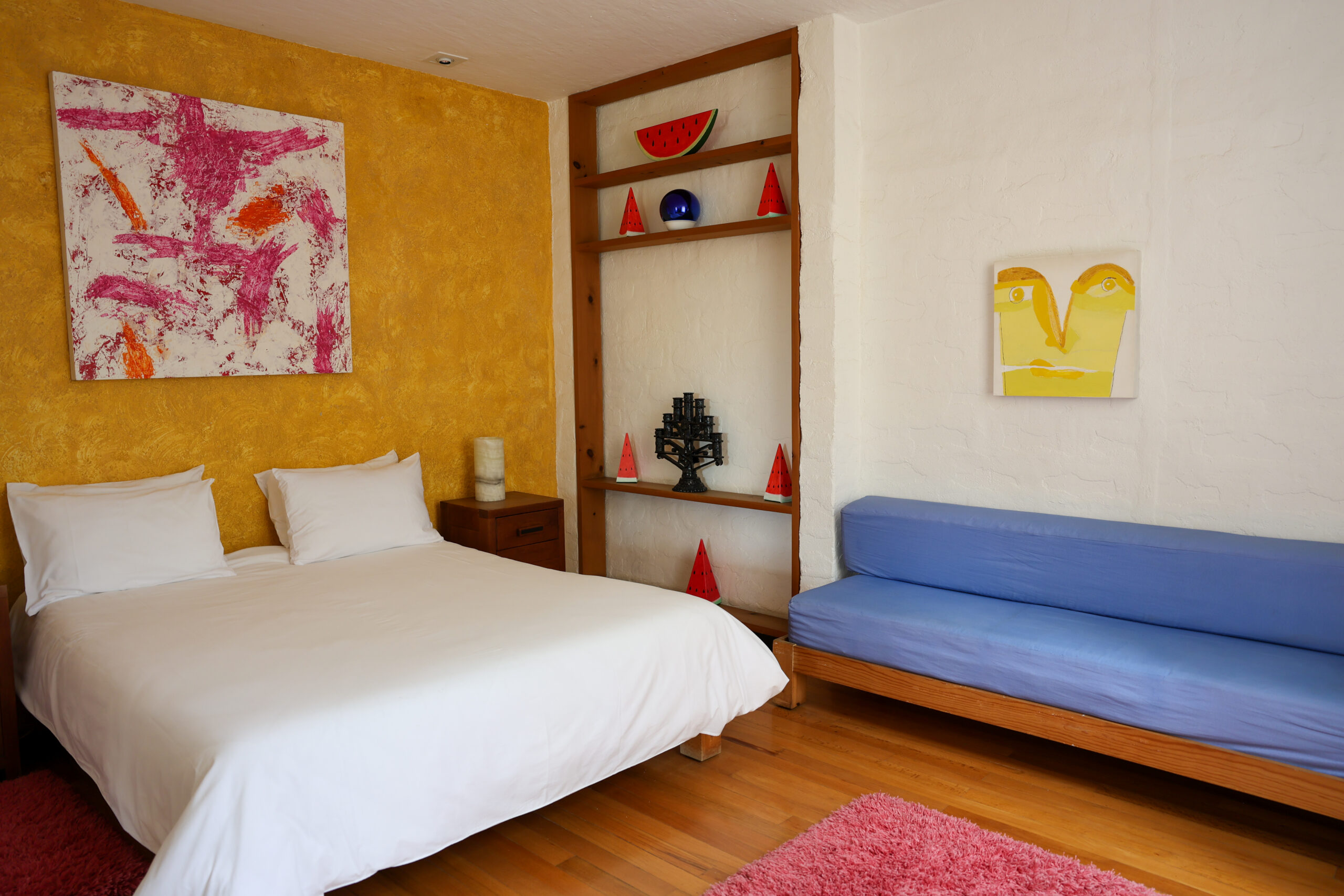 Habitación Manzanos con muros mostaza