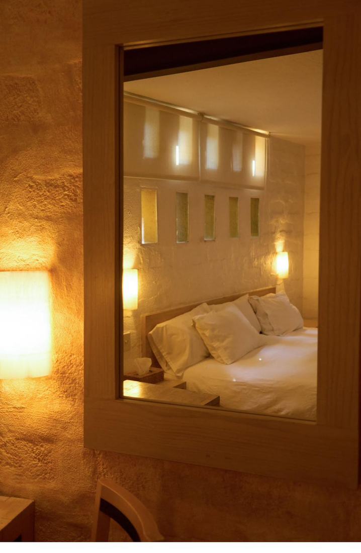 Interior de habitación con muros mostaza