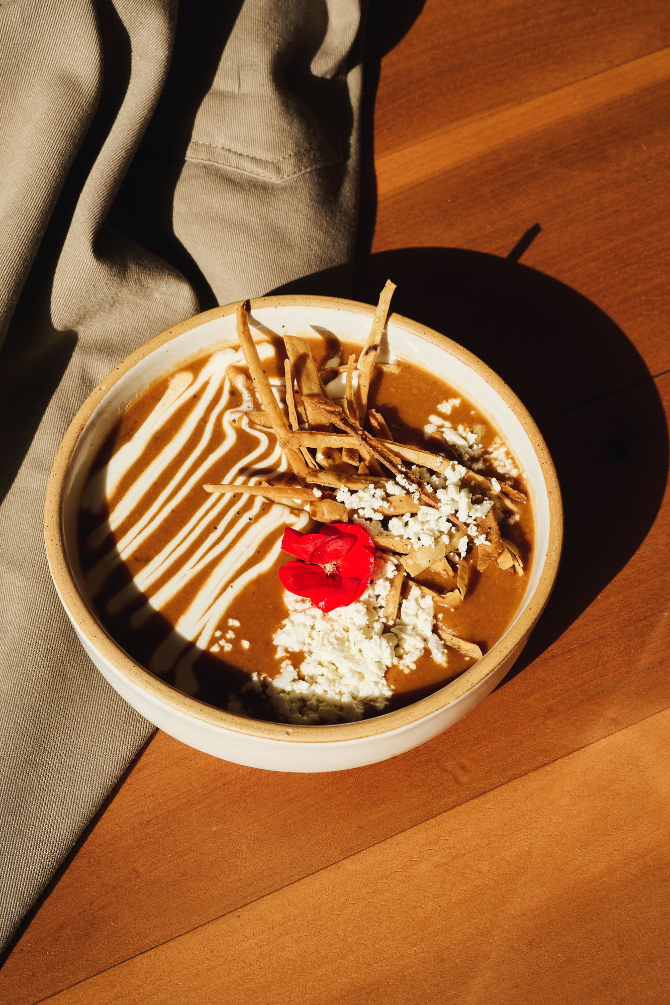 Sopa tarasca con tortilla y queso fresco